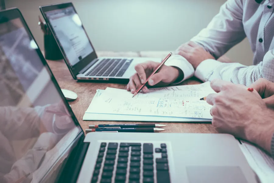 Arquitectura corporativa moderna en tonos azules que representa el equilibrio estratégico entre inversionistas, empresas y usuarios finales en el mercado